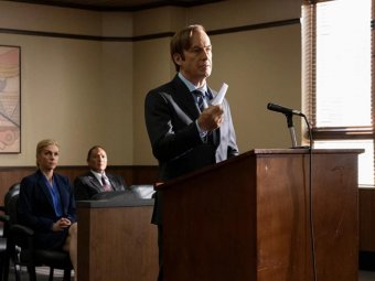 Стоп-кадр из сериала «Лучше звоните Солу». Стоп-кадр из сериала «Лучше звоните Солу».