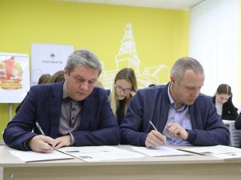 На фото «ЕР» диктант Победы пишут глава Архангельска Морев и секретарь исполкома реготделения партии Воронцов.